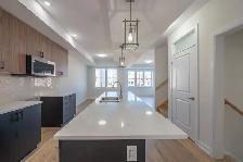 Luxury 4 bedroom upper unit with master balcony & double garage - Photo 5