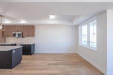 Luxury 4 bedroom upper unit with master balcony & double garage - Photo 7