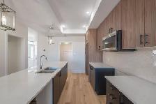 Luxury 4 bedroom upper unit with master balcony & double garage - Photo 8