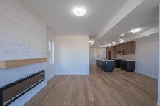 Luxury 4 bedroom upper unit with master balcony & double garage - Photo 10