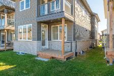 Luxury 4 bedroom upper unit with master balcony & double garage - Photo 12