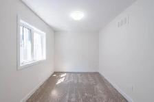 Luxury 4 bedroom upper unit with master balcony & double garage - Photo 17
