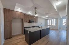 Luxury 4 bedroom upper unit with master balcony & double garage - Photo 18