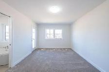 Luxury 4 bedroom upper unit with master balcony & double garage - Photo 19