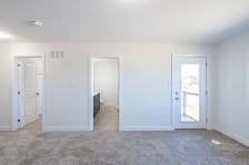 Luxury 4 bedroom upper unit with master balcony & double garage - Photo 20