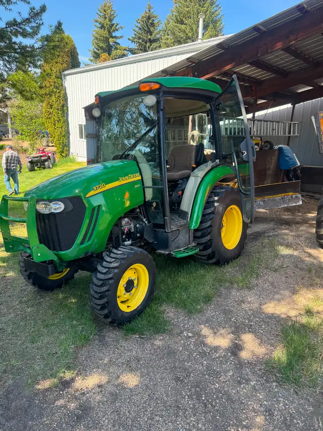 2017 JD 3720 4X4 TRACTOR