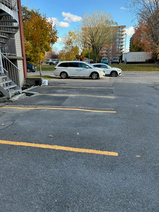 STATIONNEMENT À LOUER . AHUNTSIC parking for rent.