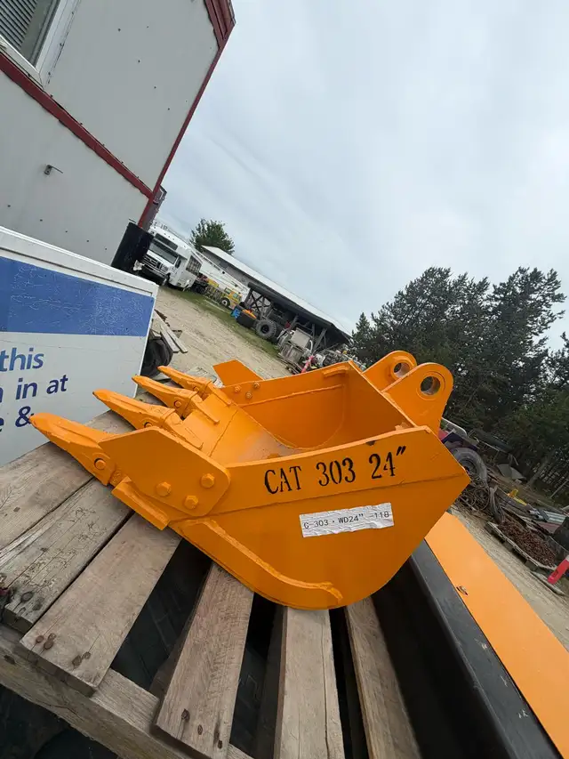 CAT 303 24' Mini Excavator Bucket