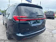 2022 Chrysler Pacifica Touring L AWD, Loaded!! - Photo 8