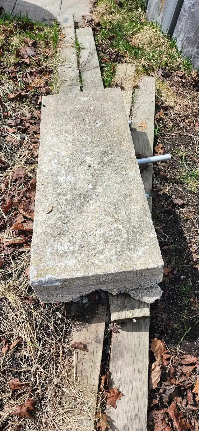 Gros bloc de béton à donner