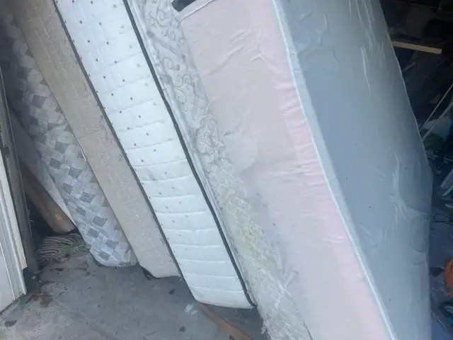 Queen Mattress $40