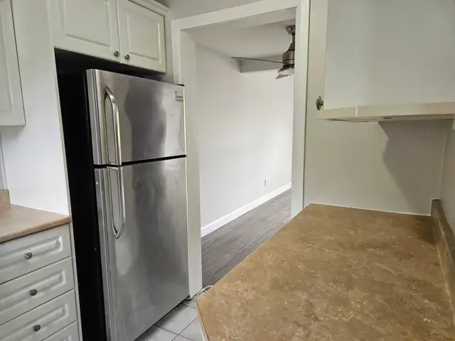 Lovely 3bd condo townhouse with parking at door - avail NOW