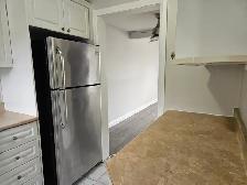 Lovely 3bd condo townhouse with parking at door - avail NOW