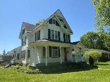 1900's Victorian Home - Photo 2
