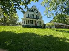 1900's Victorian Home - Photo 4