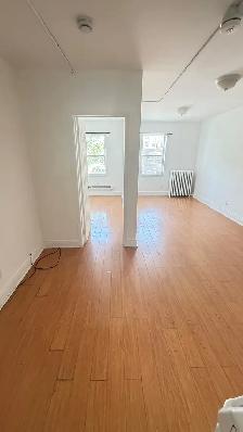 Queen w Spadina,$1599 utils inc,1br,over shop, Immed,July or Aug - Photo 2