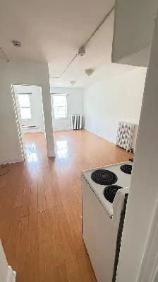 Queen w Spadina,$1599 utils inc,1br,over shop, Immed,July or Aug - Photo 3