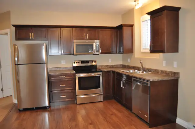 Bright Legal 2 bdrm basement suite in Hampton