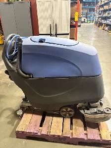 Electric industrial floor scrubber - Photo 3