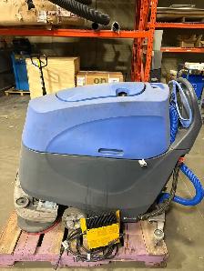 Electric industrial floor scrubber - Photo 5