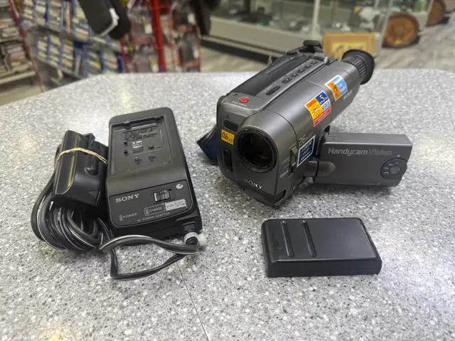 Sony CCD-TRV12 8MM Camcorder