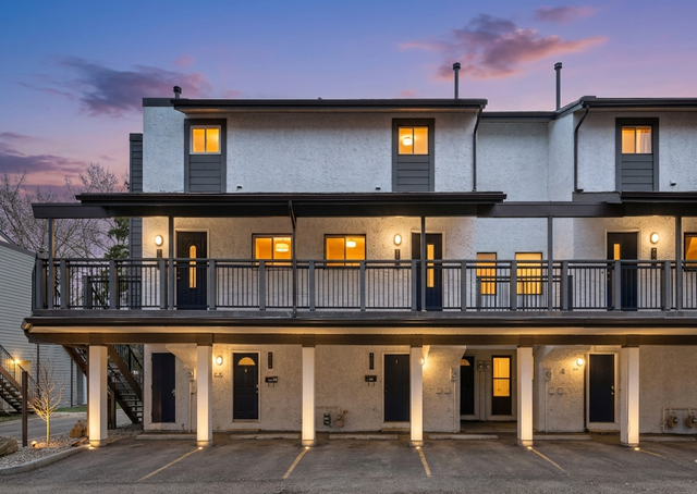 MASSIVE $50K  PRICE DROP! UPDATED OAKRIDGE TOWNHOUSE FOR SALE