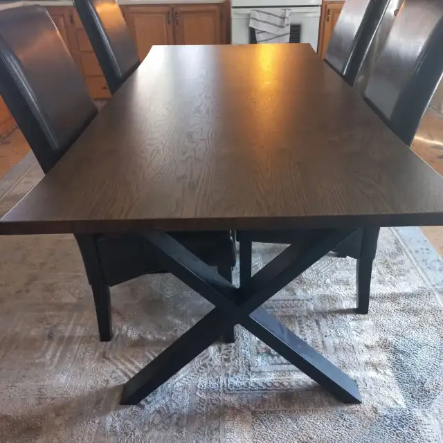 Ensemble table de salle à manger moderne et 4 chaises