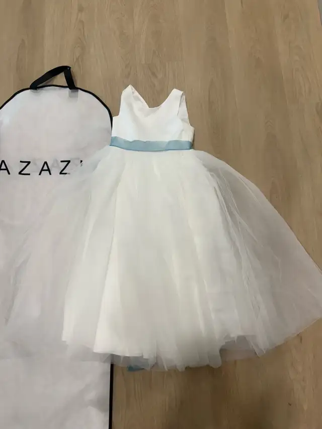 flower girl dress, sz 8, removable bow , Like new