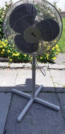 SUPER 16 INCHES 3 SPEED PEDESTAL FLOOR FAN (Like New)