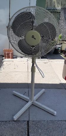 SUPER 16 INCHES 3 SPEED PEDESTAL FLOOR FAN (Like New) - Photo 3