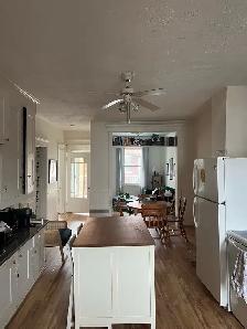 un grand 5 1/2 dans un triplex