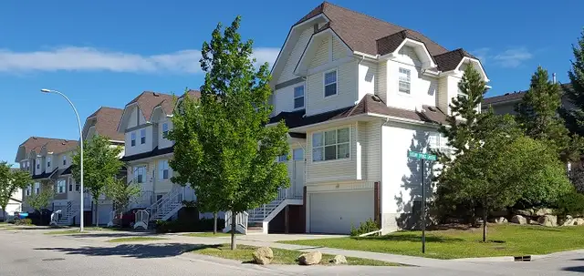 3 rd floor room,a high-access location,5 Mins To C-TrainJune28