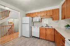Bright & spacious 3 bdrm townhome with no rear neighbours - Photo 4