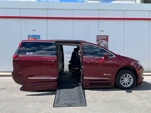 2017 Chrysler Pacifica TOURING-L-WHEELCHAIR VAN-POWER RAMP-35KMS