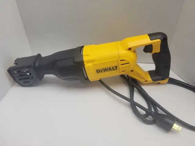 Dewalt DWE305 Reciprocating Saw