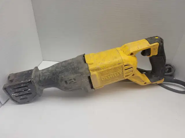 Dewalt DWE305 Reciprocating Saw