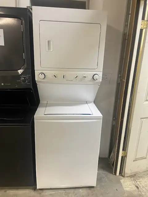 Laveuse sécheuse superposées (stacker) blanches Frigidaire