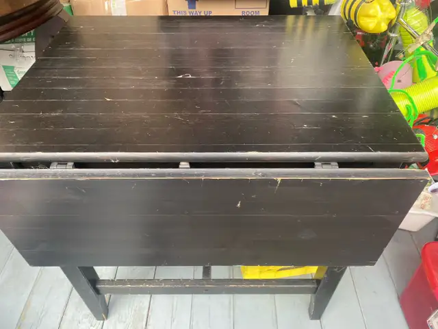FOLDING TABLE