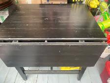 FOLDING TABLE