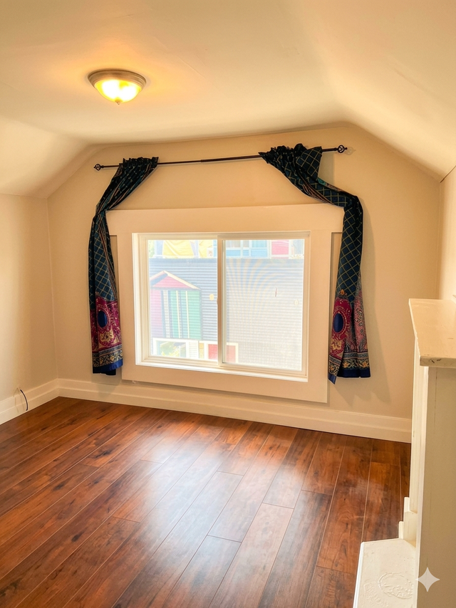 (Downtown)  Top-Floor Renovated 1-Bedroom Apartment – $1,500/ mo