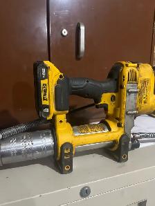 dewalt grease gun