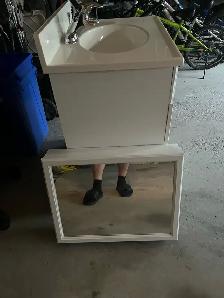 bathroom vanity and mirror - Photo 4