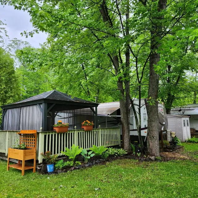 TRAILER FOR SALE:  32' RAVEN SUNNYBROOK