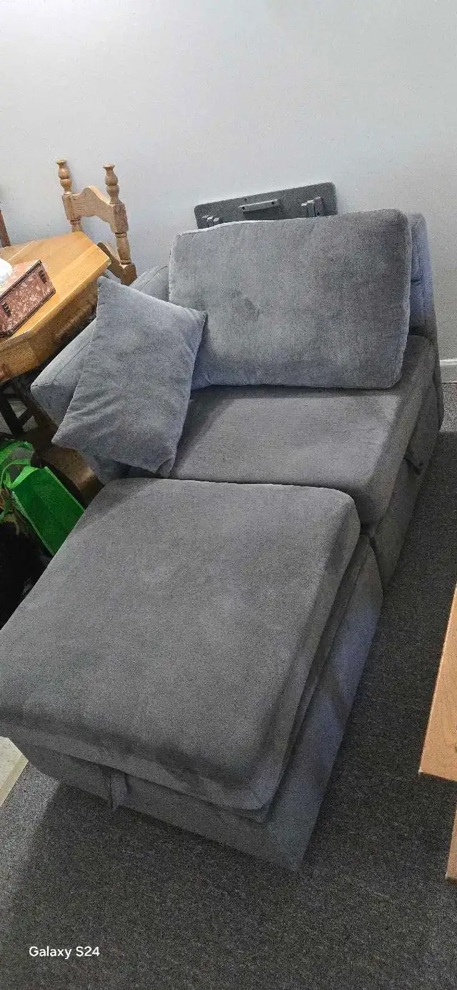 Fauteuil et repose-pied. 1 an (2025).