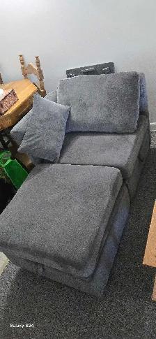 Fauteuil et repose-pied. 1 an (2025).