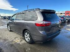 2018 Toyota Sienna Back Cam, Bluetooth, Well Maintained - Photo 6