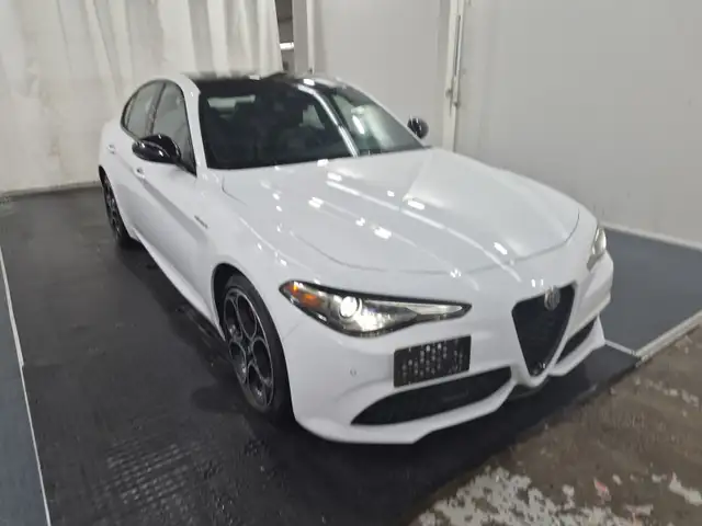 2022 Alfa Romeo Giulia VELOCE AWD - Blind Spot Monitor - Navigat