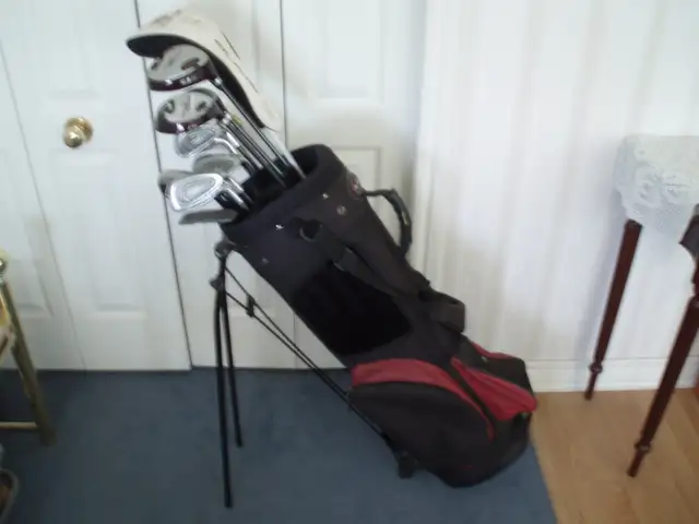 MEN'S R.H.  GOLF CLUBS  ( WITH  WILSON STAFF SPINE DRIVER )