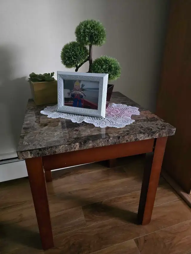 Set of 2 end tables