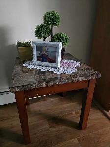 Set of 2 end tables